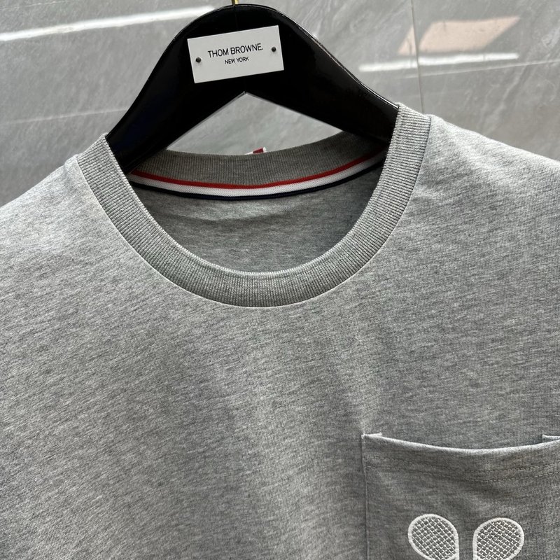 Thom Browne 테니스 라켓 자수 라운드넥 반팔티 001-230426