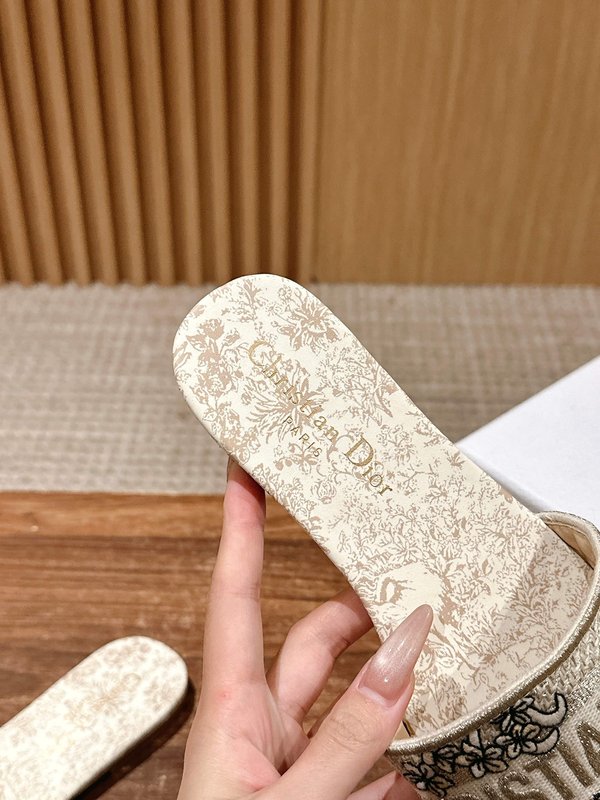 디올 봄여름 신상 자수 가죽 슬리퍼 001-231869