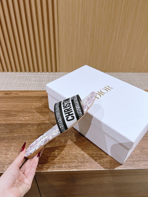 디올 봄여름 신상 자수 가죽 슬리퍼 001-231882