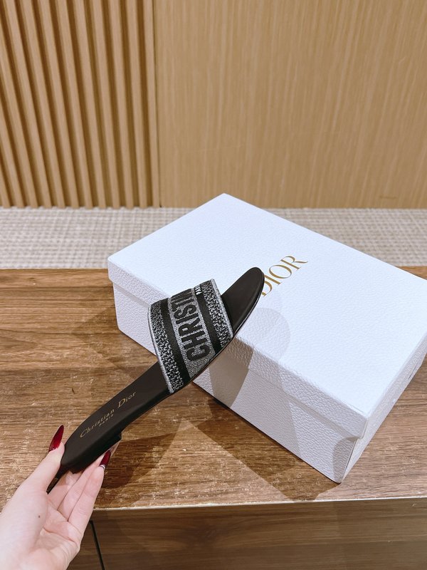 디올 봄여름 신상 자수 가죽 슬리퍼 001-231884