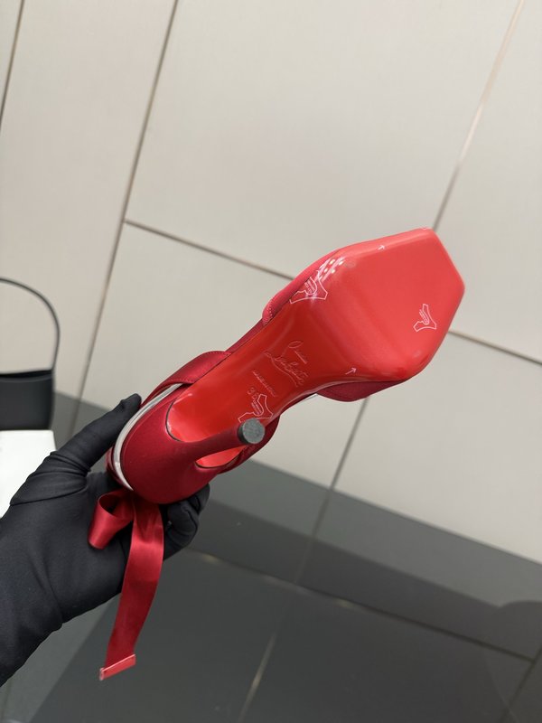 크리스찬 루부탱 스퀘어 토 스트랩 하이힐 001-231920