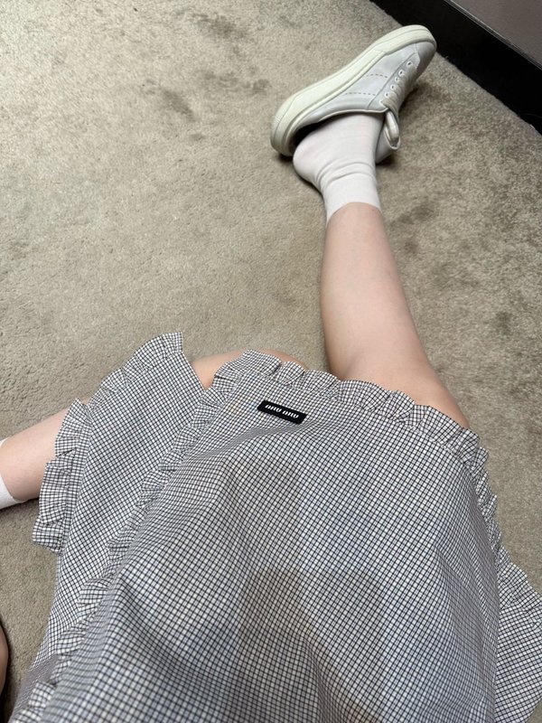 미우미우 연회색 체크 프릴 A 라인 스커트 001-232226