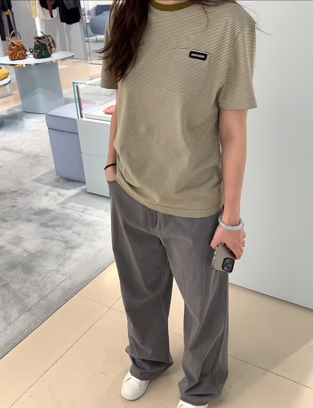 미우미우 올리브 스트라이프 라운드 티셔츠 001-232303