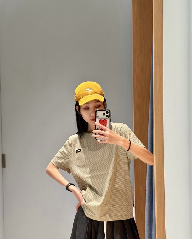 미우미우 올리브 스트라이프 라운드 티셔츠 001-232303