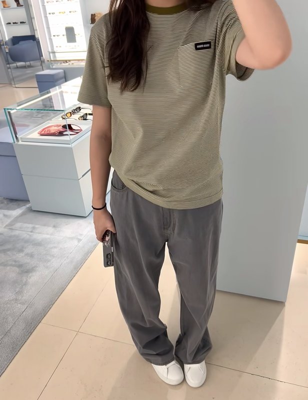 미우미우 올리브 스트라이프 라운드 티셔츠 001-232303