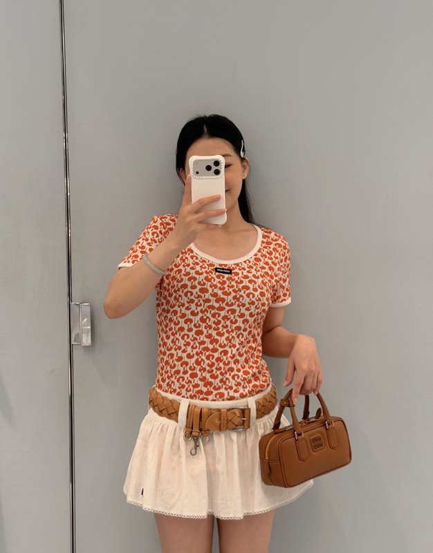 미우미우 오렌지 플라워 라운드넥 반팔 티셔츠 001-232373