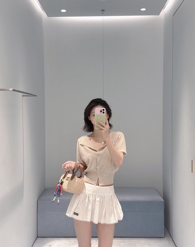 미우미우 화이트 자수 레이스 플리츠 하이웨이스트 미니스 001-232395