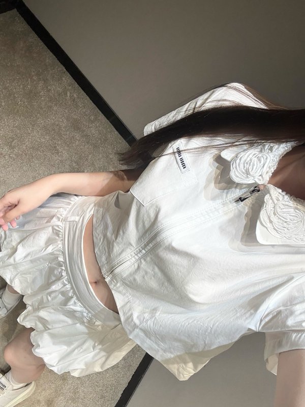 미우미우 화이트 디스크 칼라 지퍼 셔츠 스커트 세트 001-232434