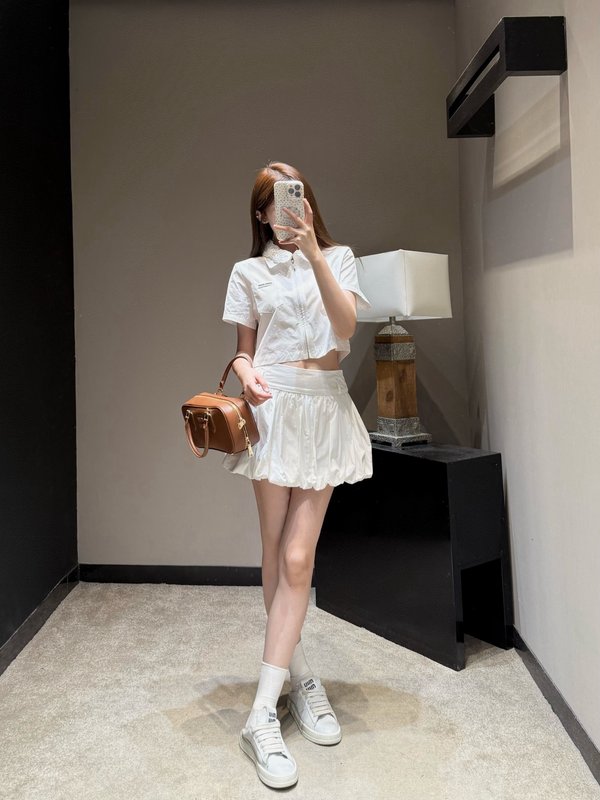 미우미우 화이트 디스크 칼라 지퍼 셔츠 스커트 세트 001-232434