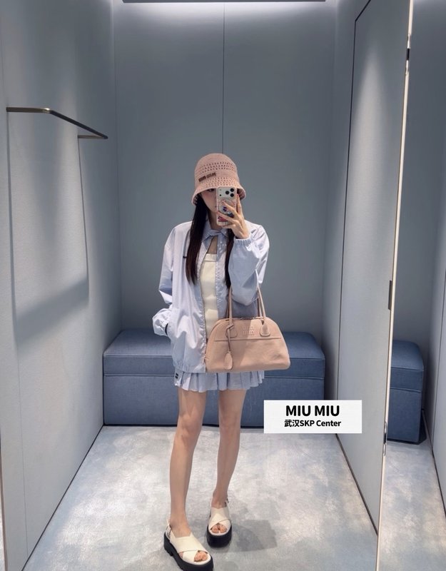 미우미우 스타일 화이트 블루 스플라이스 튜브톱 플리츠 001-232555