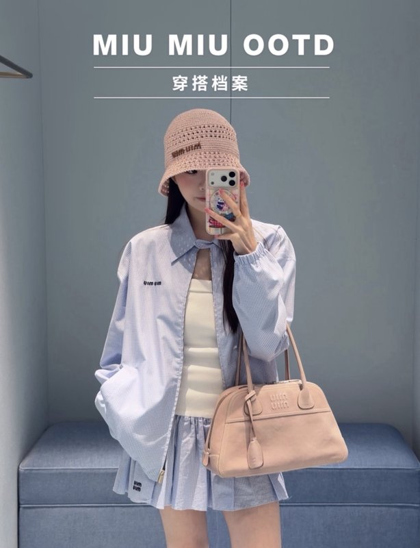 미우미우 스타일 화이트 블루 스플라이스 튜브톱 플리츠 001-232555