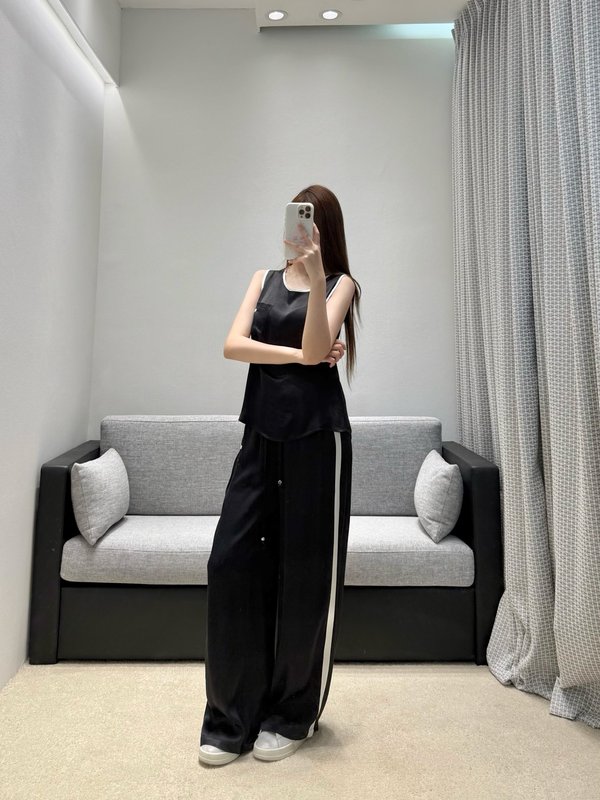 미우미우 컬러 블록 화이트 트림 민소매 조거 팬츠 세트 001-232556