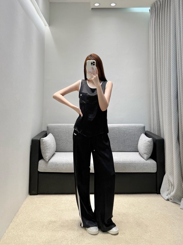 미우미우 컬러 블록 화이트 트림 민소매 조거 팬츠 세트 001-232556