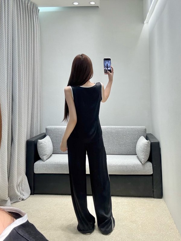 미우미우 컬러 블록 화이트 트림 민소매 조거 팬츠 세트 001-232556