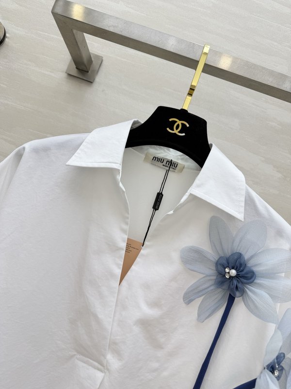 미우미우 스타일 블루 입체 꽃 진주 셔츠 001-232586