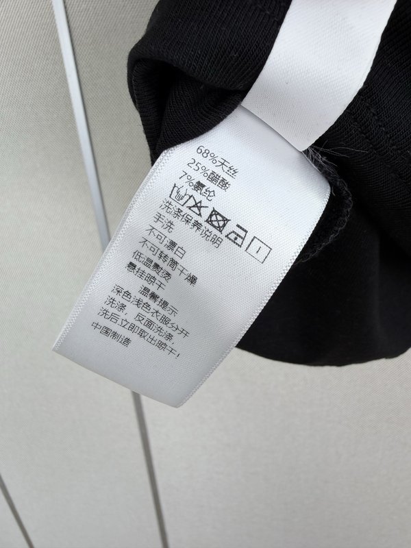 미우미우 로고 원숄더 반팔 티셔츠 001-232618