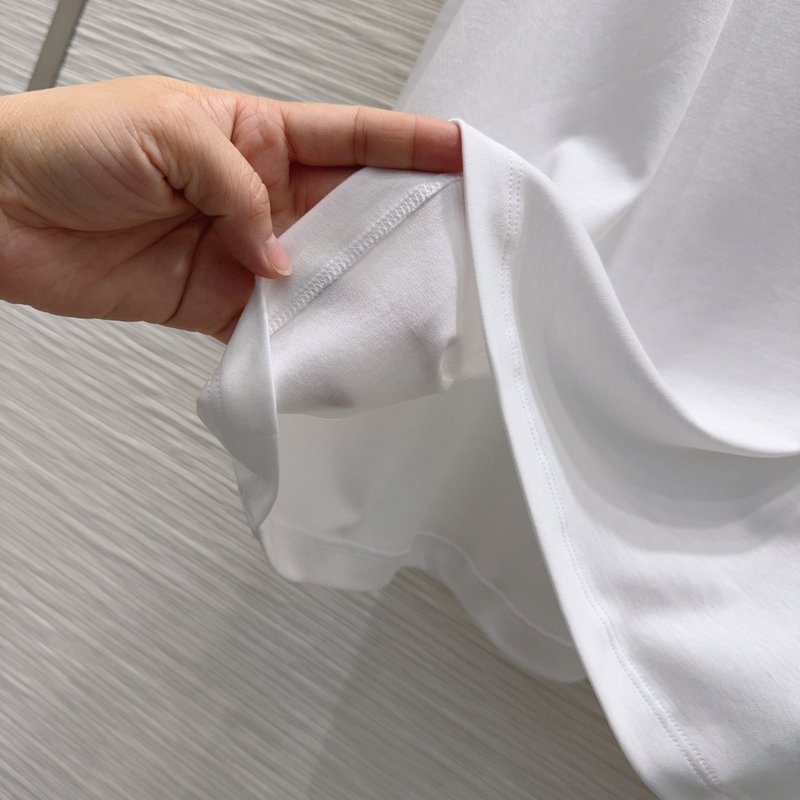 루이비통 여성 심플 루즈핏 반팔 티셔츠 001-233551