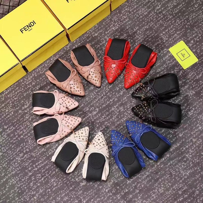 펜디 양피 리벳 플랫슈즈 001-233825