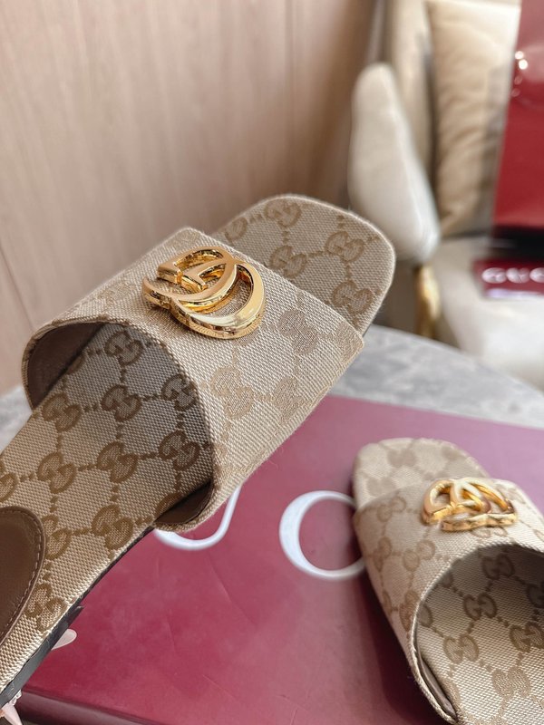 구찌 더블 G 로고 GG 캔버스 플랫 샌들 001-233957
