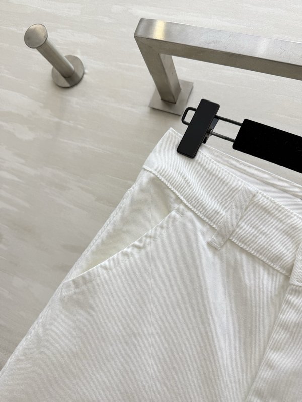 로에베 화이트 아나그램 자수 스트레이트 진 001-234102