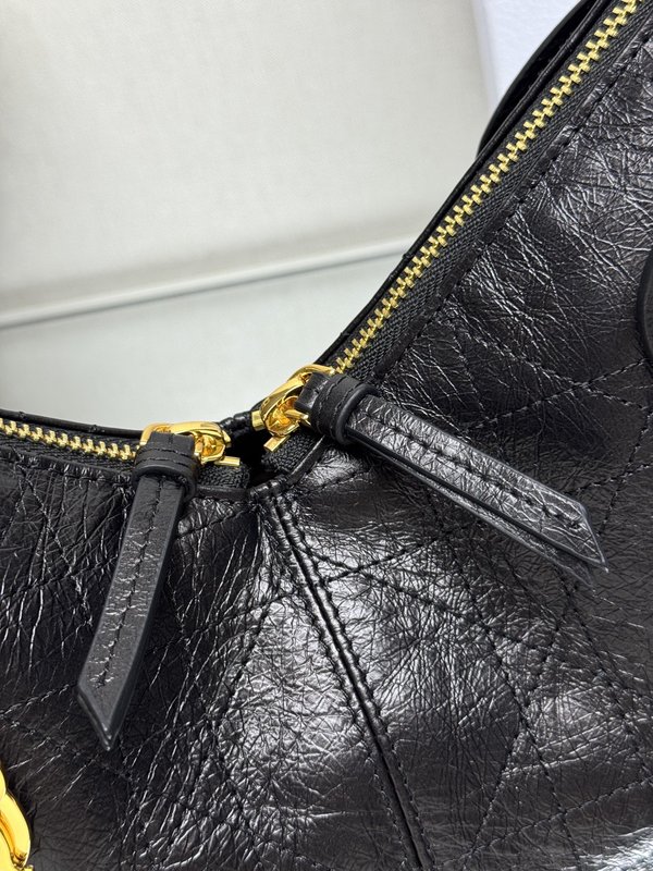 디올 보야쥬 스몰 플리츠 블랙 핸드백 001-235048