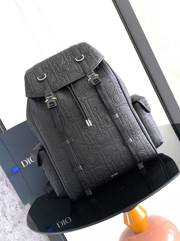 디올 히트 더 로드 블랙 엠보스드 레더 백팩 001-235132