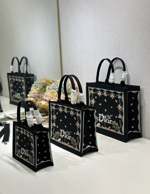 디올 클래식 쇼핑백 숄더스트랩 포함 001-235290