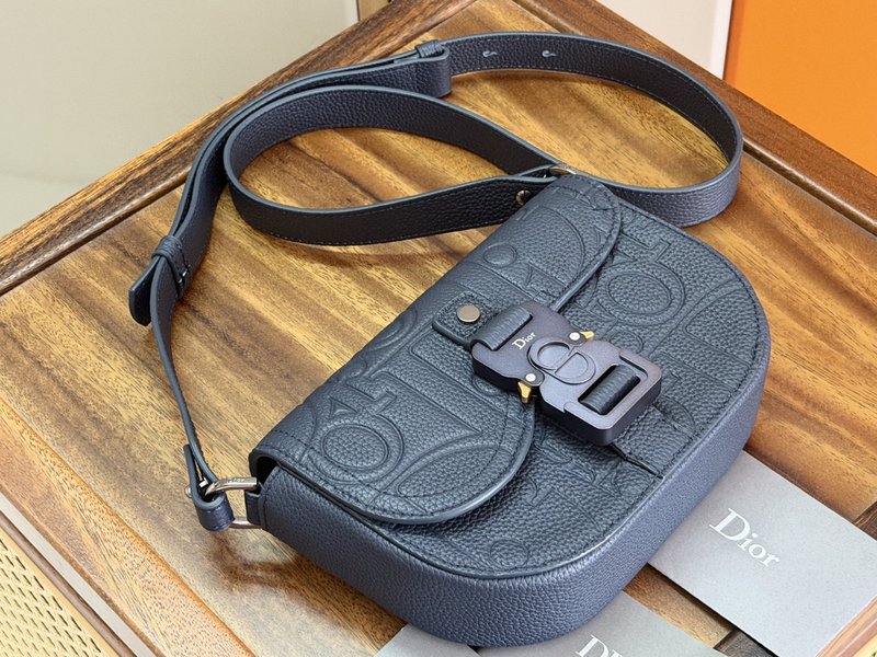 디올 새들 플랩 메신저백 미니 001-235390