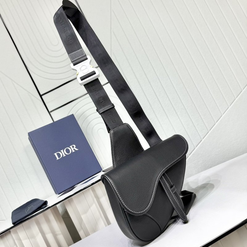 디올 블랙 그레인 가죽 새들백 001-235402