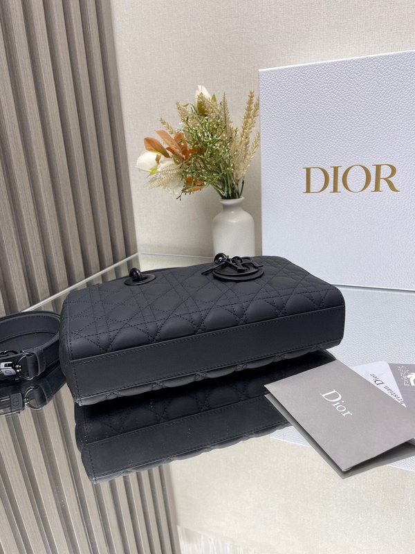 디올 마트 블랙 미디엄 핸드백 001-235484