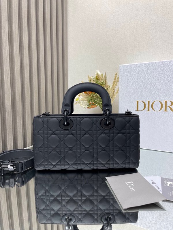디올 마트 블랙 미디엄 핸드백 001-235484