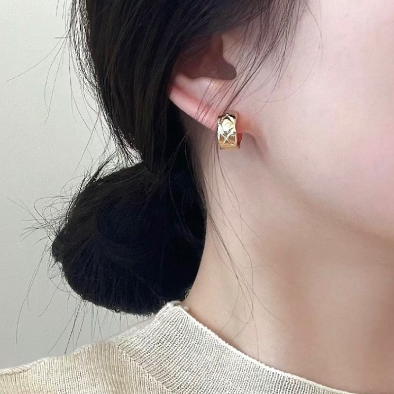 샤넬 클래식 퀼팅 광면 이어링 001-235506