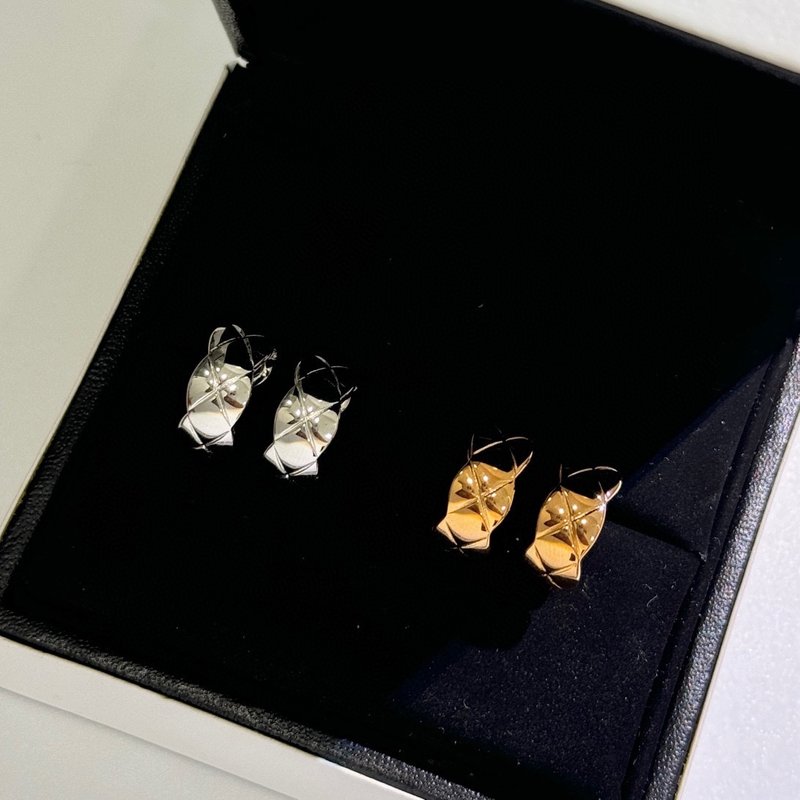 샤넬 클래식 퀼팅 광면 이어링 001-235506