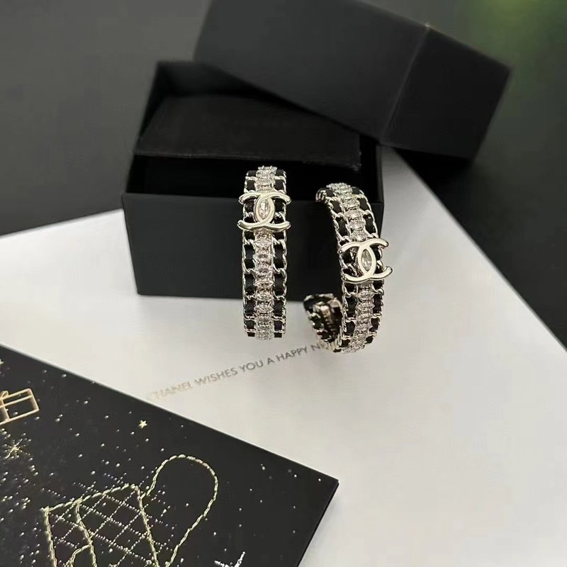 샤넬 스타일 가죽 알파벳 귀걸이 001-235529