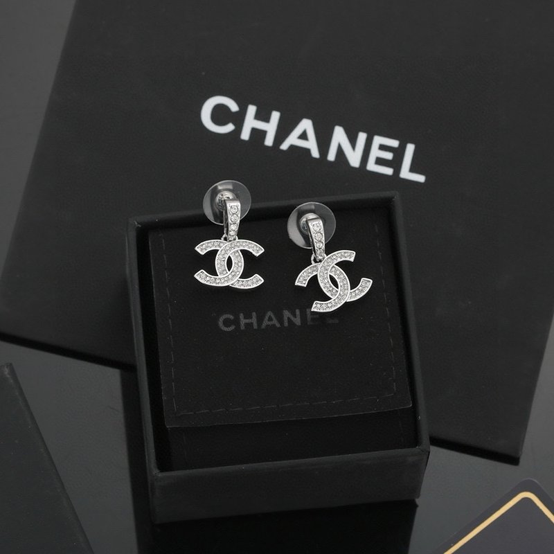 더블 C 로고 귀걸이 심플하고 우아함 001-235545
