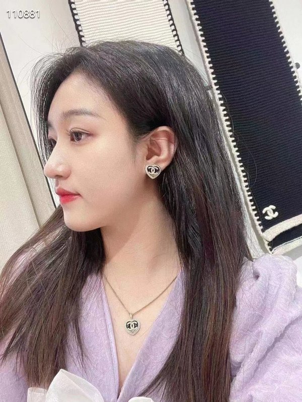 샤넬 스타일 그라데이션 크리스탈 하트 귀걸이 001-235547