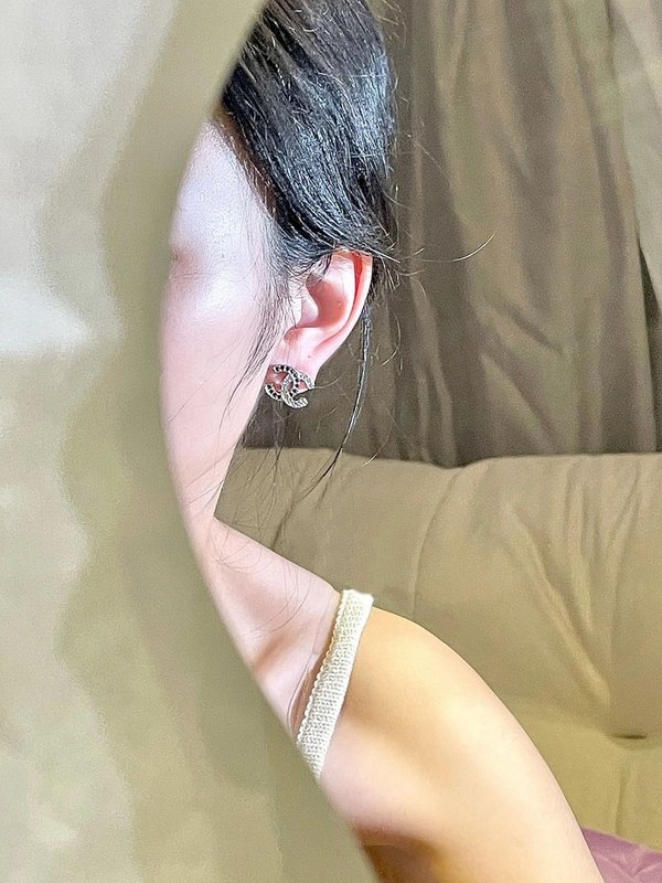 샤넬 스타일 블랙 화이트 컬러 크리스탈 레터 이어링 001-235559