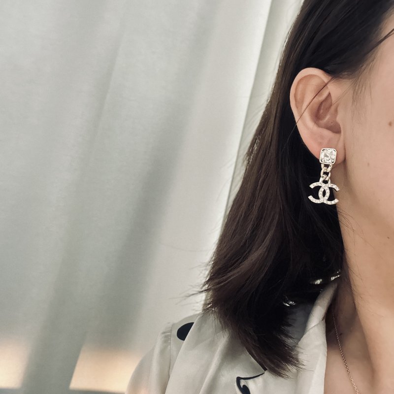 샤넬 스타일 더블 C 스퀘어 크리스탈 이어링 001-235564
