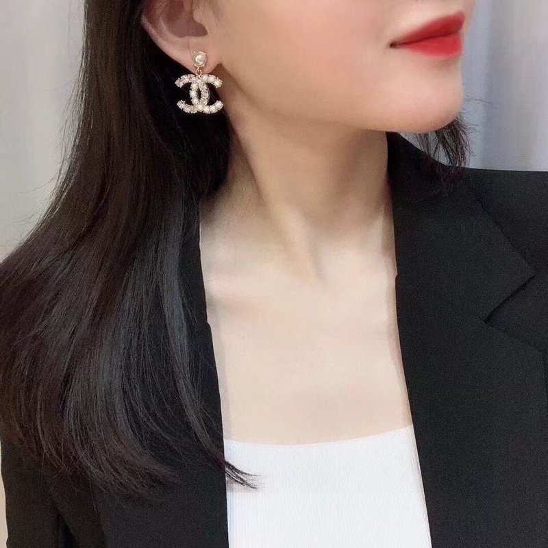 샤넬 스타일 입체 진주 크리스털 이어링 001-235565
