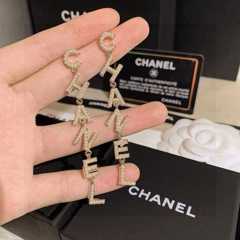 샤넬 스타일 진주 알파벳 프링지 귀걸이 001-235566