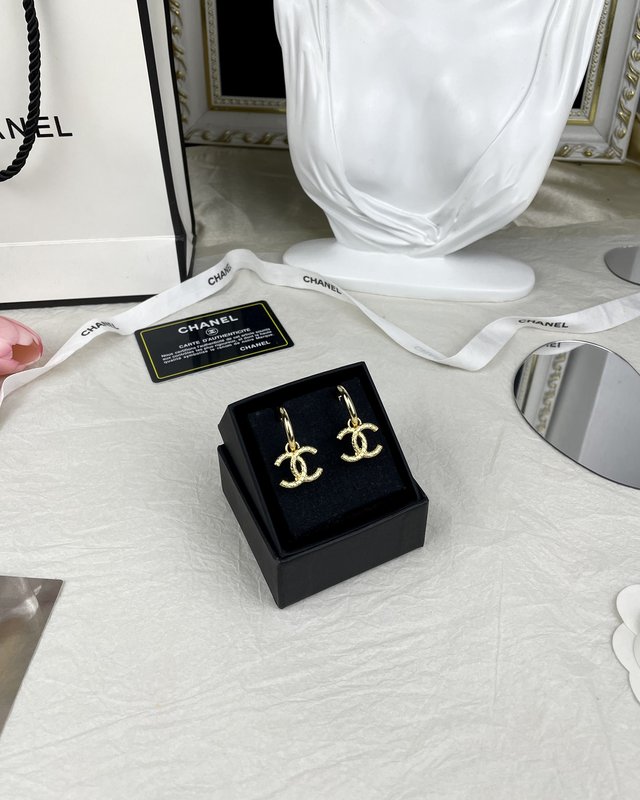 샤넬 스타일 더블 C 퀼팅 부조 이어링 001-235590