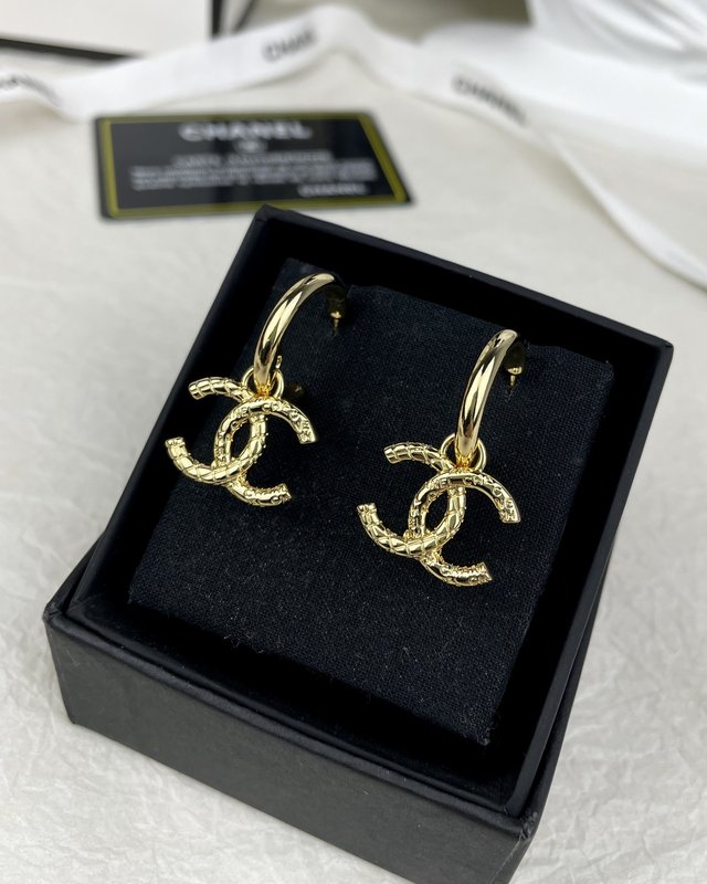 샤넬 스타일 더블 C 퀼팅 부조 이어링 001-235590