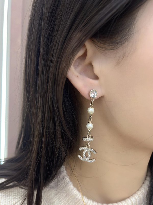 샤넬 카멜리아 레터 프링지 진주 귀걸이 001-235622