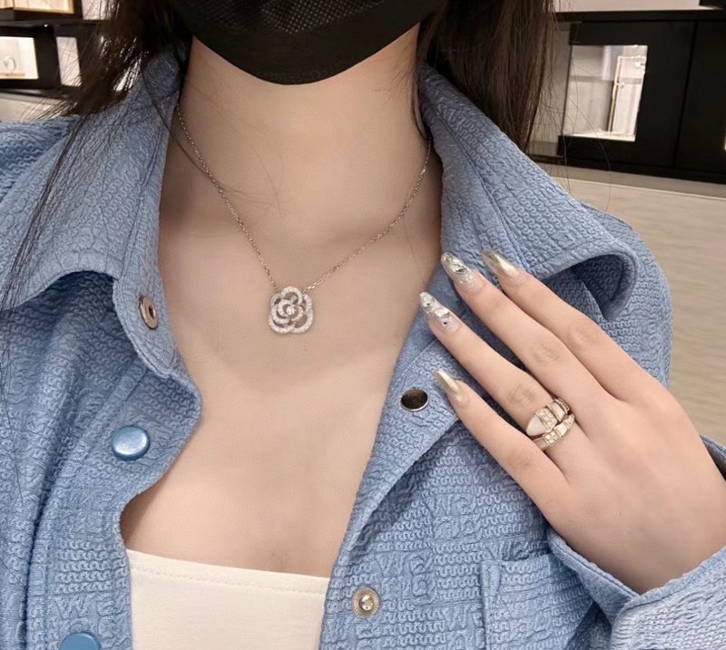 샤넬 카멜리아 시리즈 오픈워크 대형 목걸이 001-235665