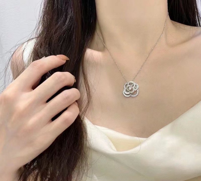 샤넬 카멜리아 시리즈 오픈워크 대형 목걸이 001-235665