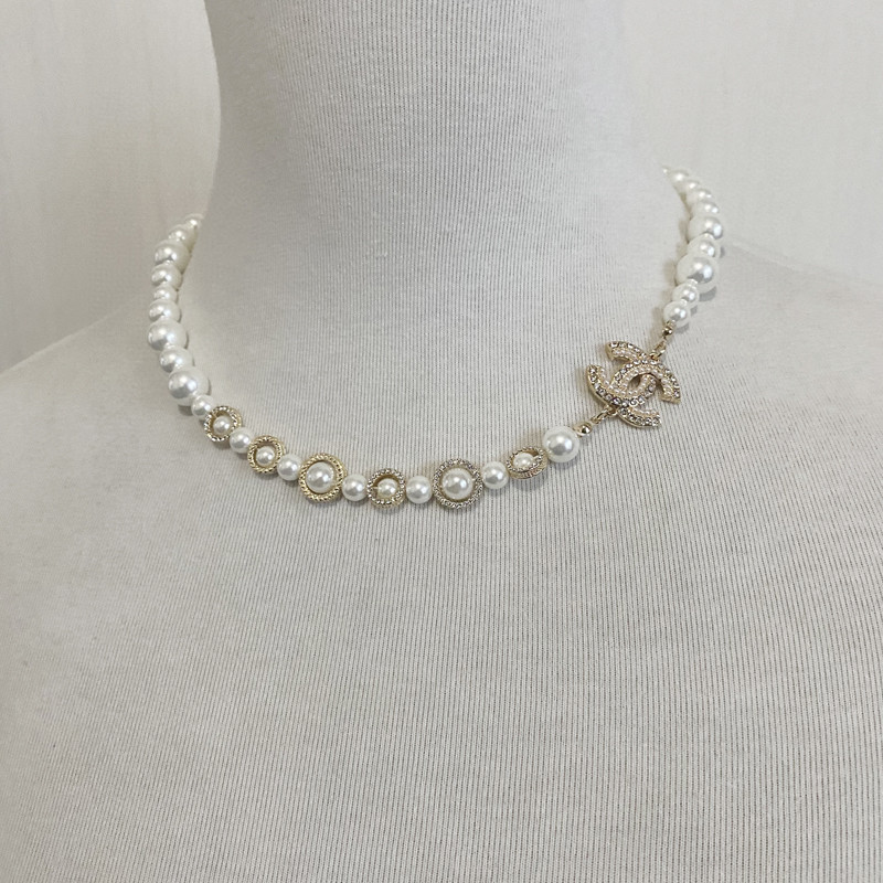 샤넬풍 크리스탈 진주 알파벳 목걸이 001-235697