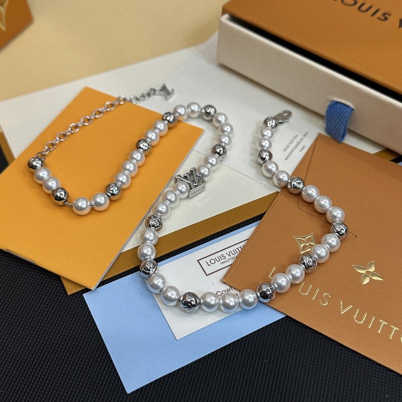 루이 클래식 그래픽 진주 목걸이 001-235820