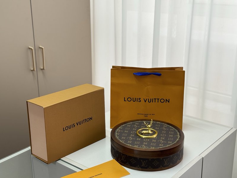 루이 우드 회전 주얼리 박스 001-235892