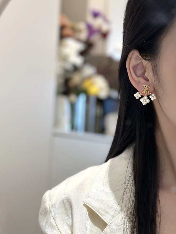 루이 부채꼴 화이트 플라워 이어링 001-236336