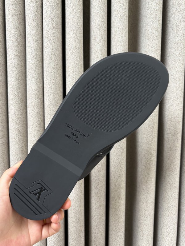 LV 남성 클래식 L 엠보스 가죽 슬리퍼 001-243698